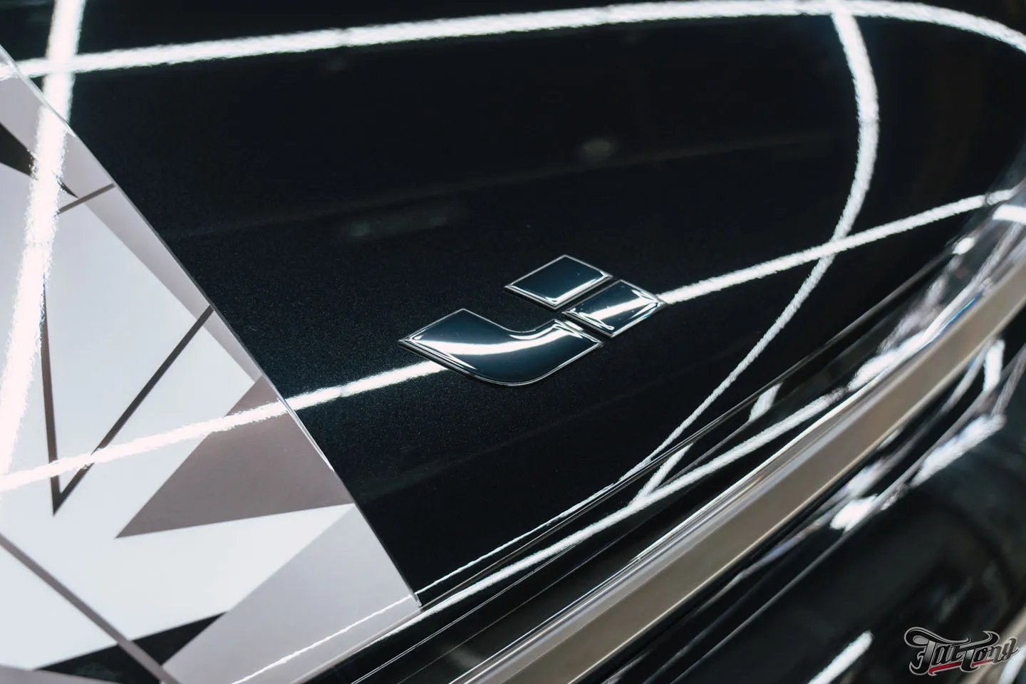 Добавили винилографию и полностью оклеили Li Auto L7 (LiXiang L7) полиуретаном, затонировали шильдики, защитили глянец в салоне, почистили и обработали керамикой кожу